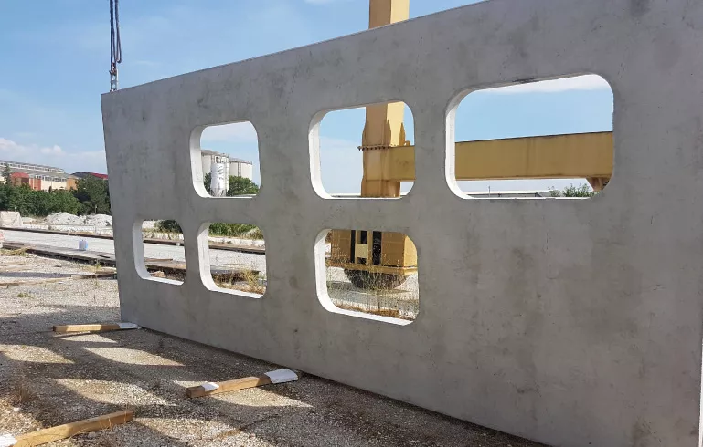 Οι Προκατ τοίχοι της ΠΡΟΚΕΛ από οπλισμένο σκυρόδεμα προσδίδουν στην πρόσοψη αρχιτεκτονικό ενδιαφέρον