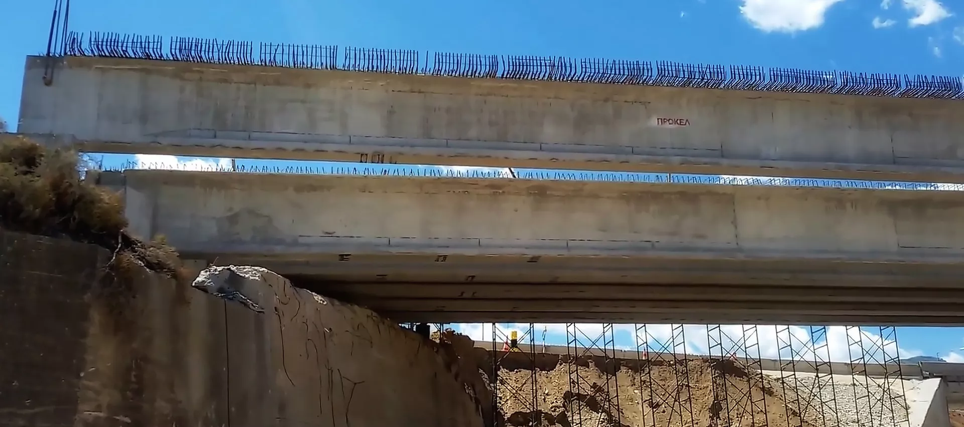 Προκατ δοκοί ΠΡΟΚΕΛ στηρίζουν και συνθέτουν μέρος του καταστρώματος της γέφυρας Κριού